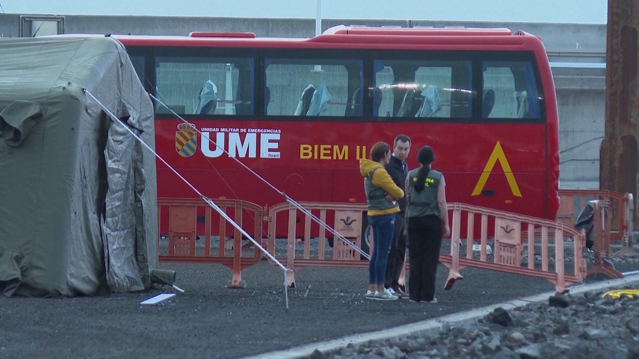 Video thumbnail for Spain: Evacuation of passengers from hantavirus-hit cruise ship to conclude Monday.