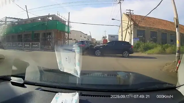 Video thumbnail for SUV Collides with Sedan at Shandong Intersection