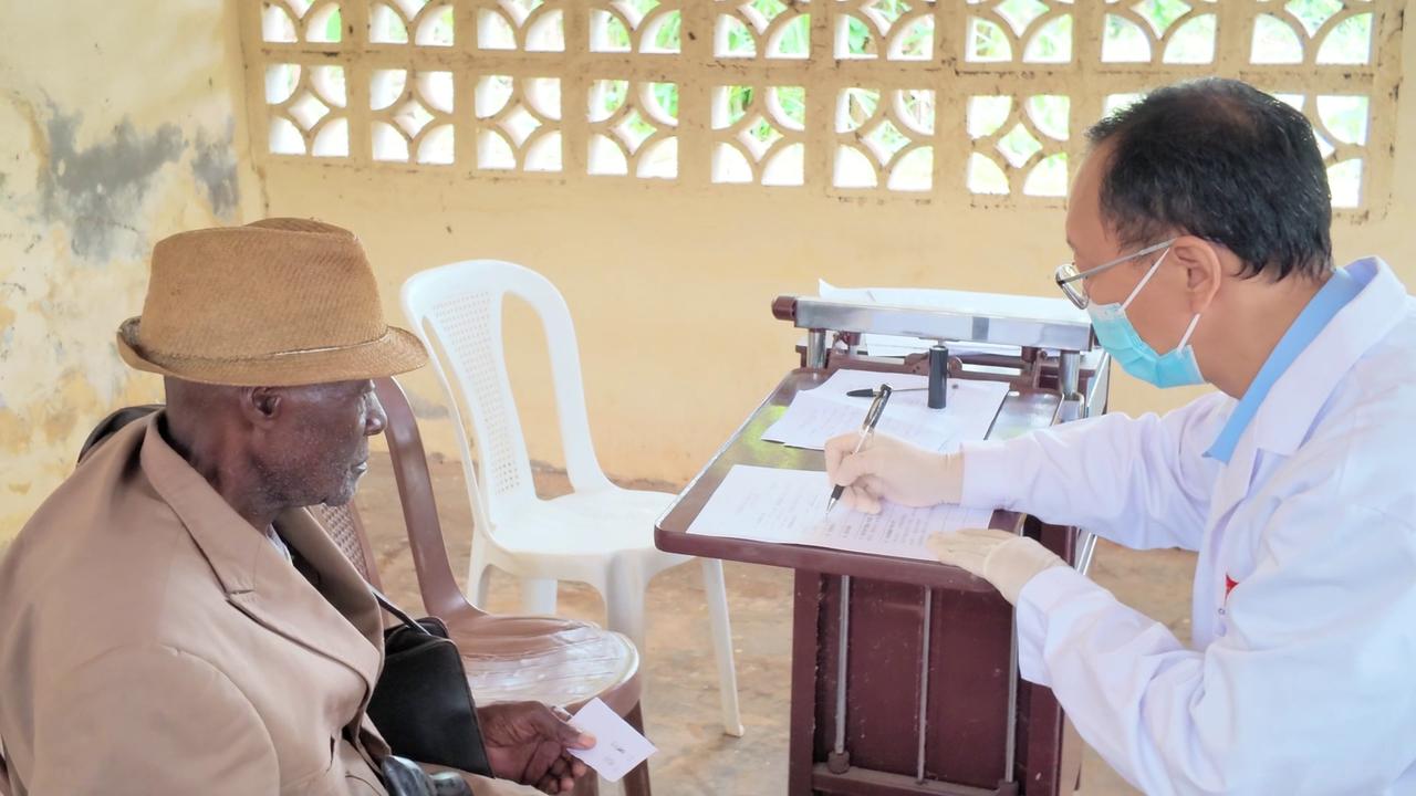 Video thumbnail for Cameroon: Chinese medical team provides free rural healthcare.