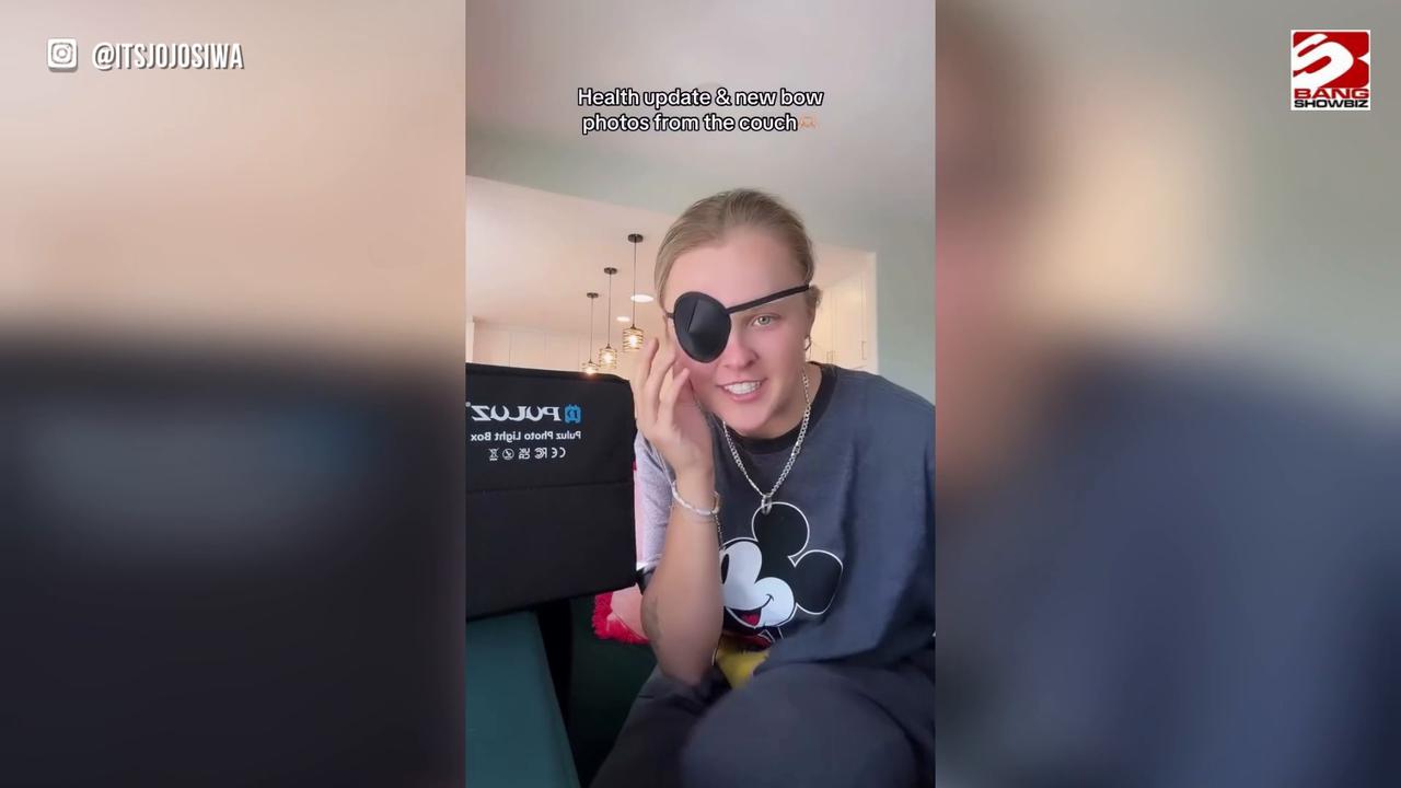Video thumbnail for JoJo Siwa battling concussion after freak golf cart accident
