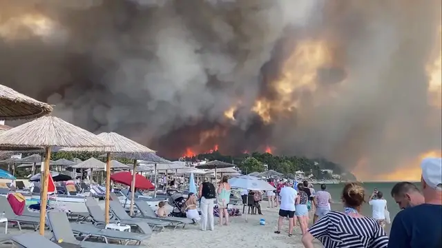 Video thumbnail for Greece: Wildfire Rages Through Halkidiki, Hundreds Evacuated by Sea.
