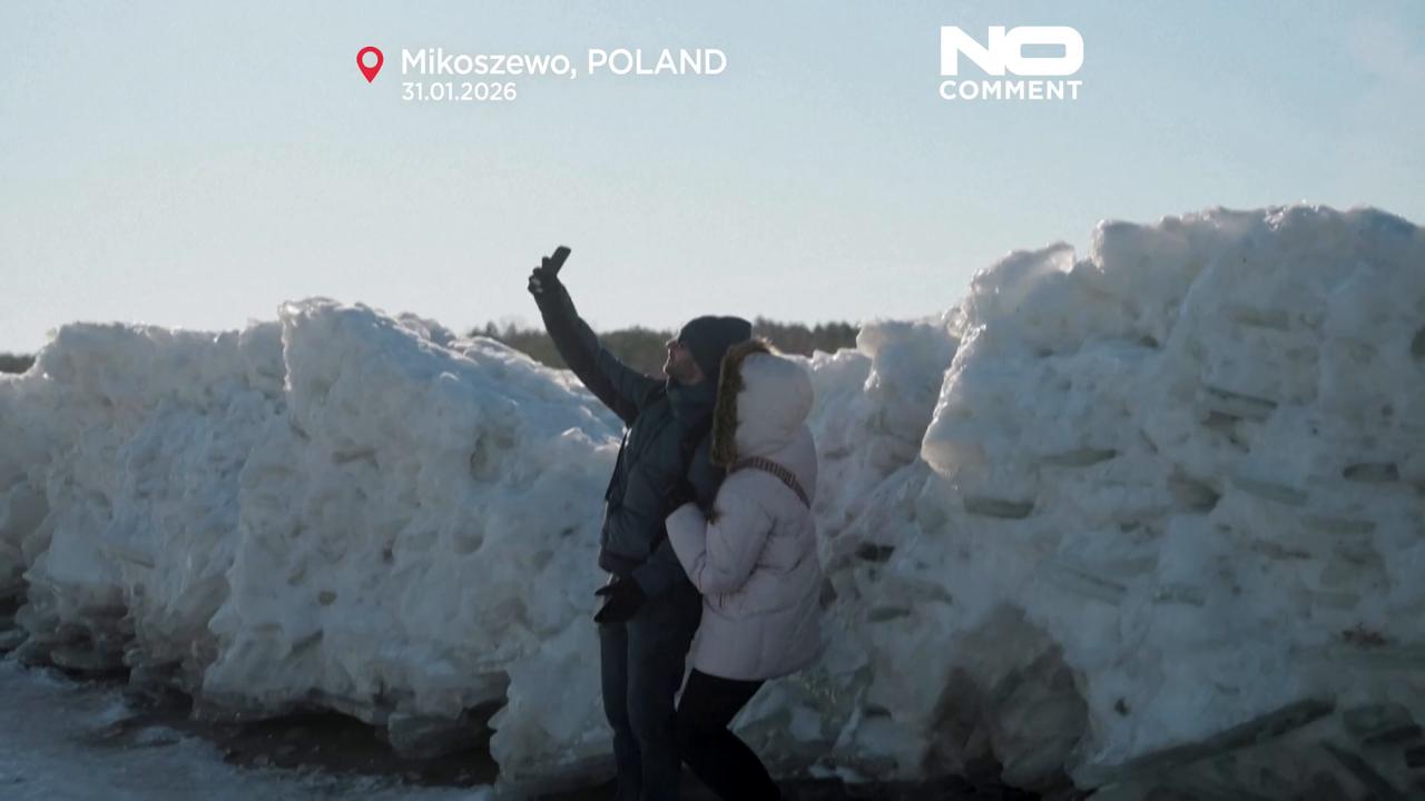 Video thumbnail for Poles flock to frozen Baltic Sea beach as temperatures plunge