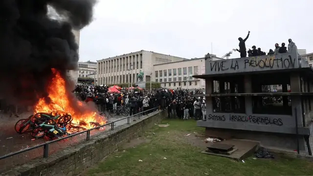 Video thumbnail for Students clash with police in Brussels as tens of thousands join Belgium’s austerity strike
