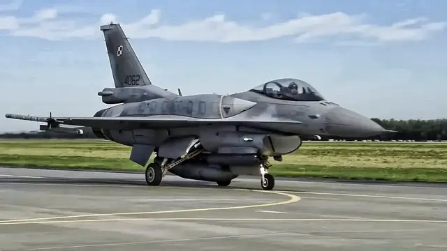 Video thumbnail for United States & Polish F-16 Fighting Falcons Takeoff