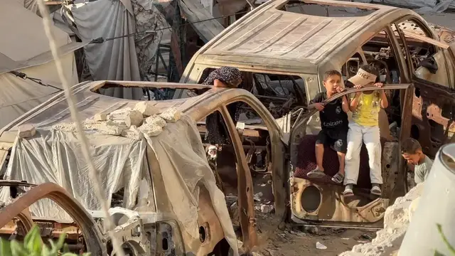 Video thumbnail for Gaza Children Find Moments Of Play 6.
