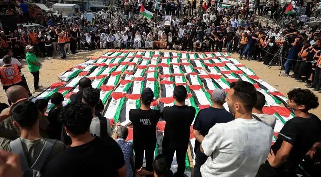 Video thumbnail for Gaza families bury remains of 105 Palestinians recovered from rubble