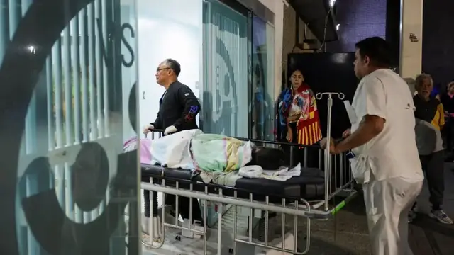 Video thumbnail for As hospitals saturate, earthquakes lay bare frailty of Venezuela's health system