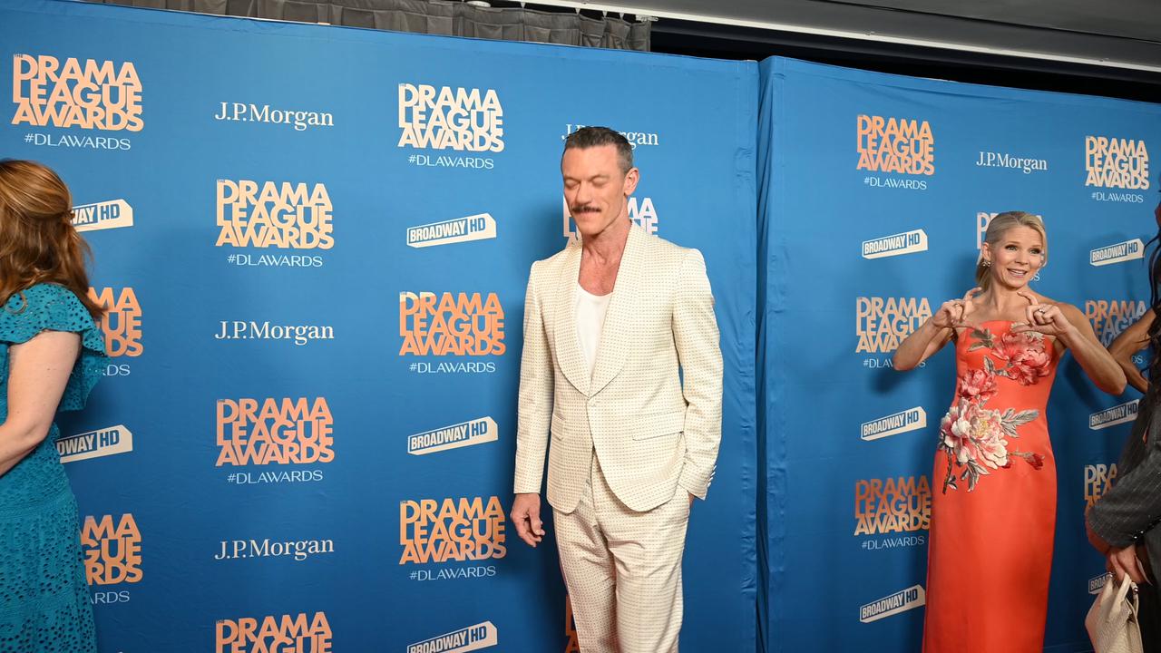 Video thumbnail for NY: 92nd Annual Drama League Awards - Arrivals 22.