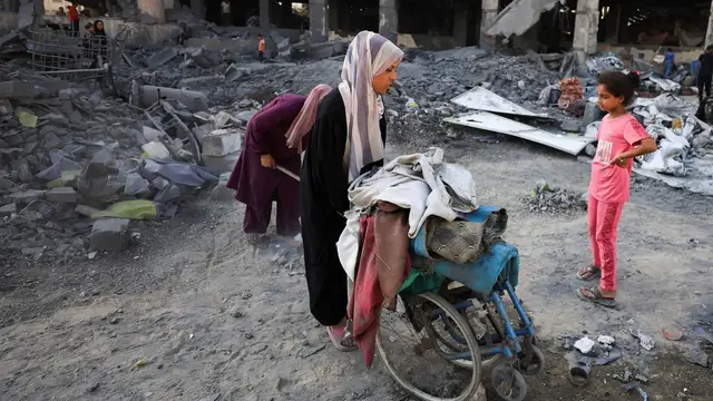 'Video thumbnail for UN clinic hit in Gaza, hundreds displaced Palestinians sheltering'
