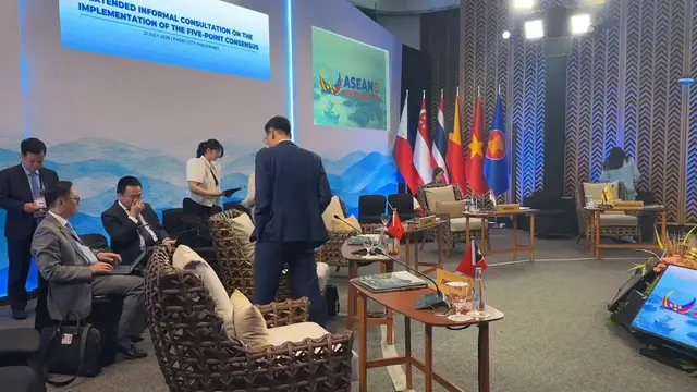 Video thumbnail for Philippines: ASEAN foreign ministers hold talks on Myanmar during Manila summit.