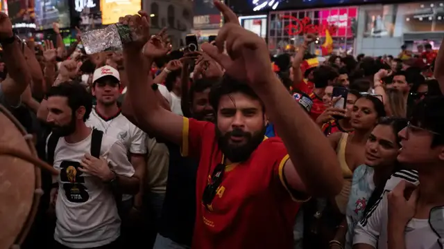 Video thumbnail for The winners are those 'that played football': Spanish fans celebrate World Cup win
