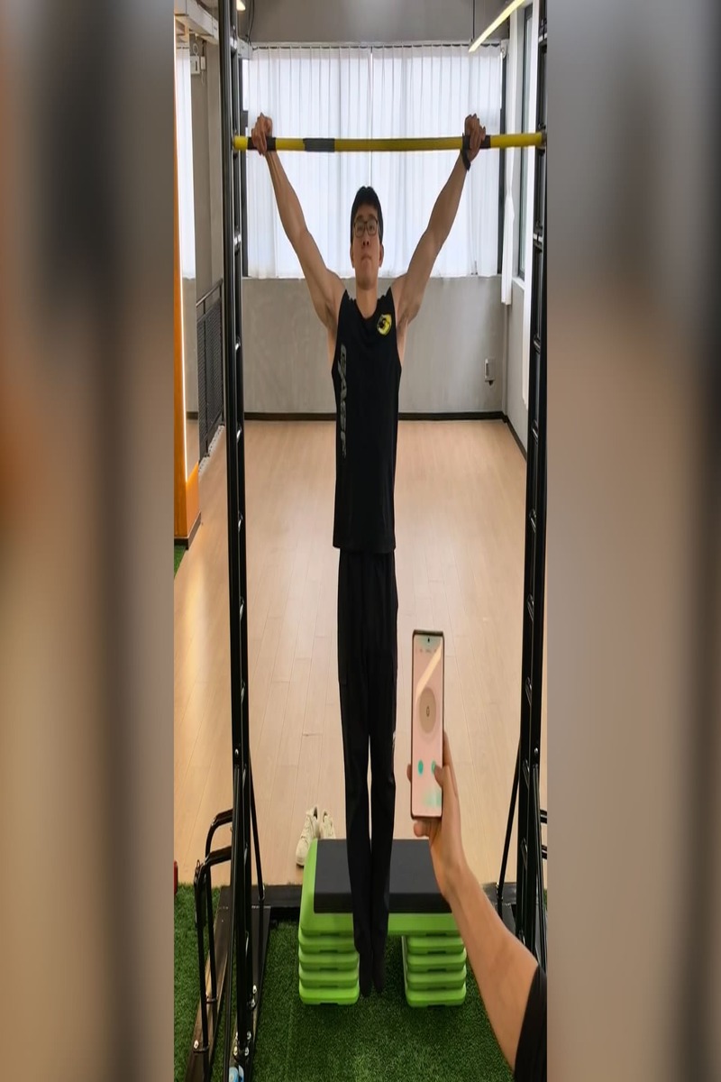 Video thumbnail for 138 Pull Ups in Three Minutes World Record