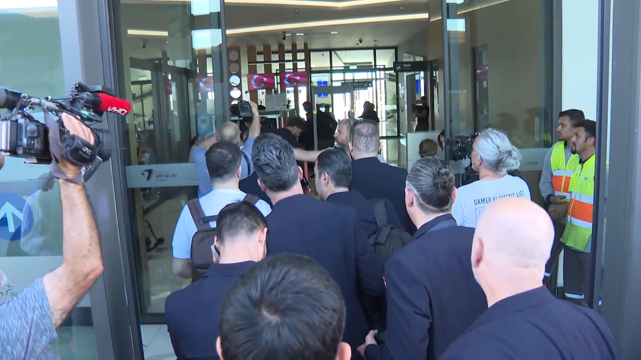 Video thumbnail for Türkiye: Iran football team leaves Türkiye’s Antalya for World Cup base camp in Mexico.