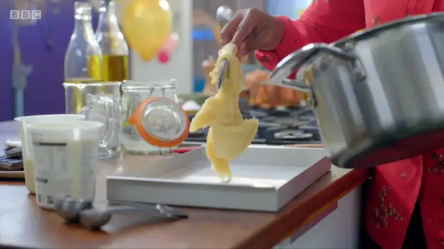 Video thumbnail for Chocolate Éclair Roll ¦ Nadiya's Party Feasts - BBC (1080p_25fps_H264-128kbit_AAC)