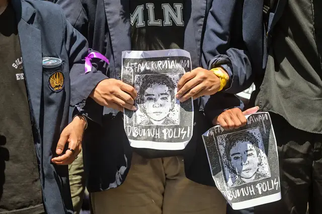 'Video thumbnail for Indonesia anti-government protests: Tension soars after delivery rider killed by police'