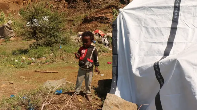 Video thumbnail for Yemenis flee escalating fighting: Families seek shelter in growing tent camps