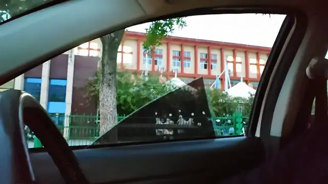Video thumbnail for Car Window Spins Down in Shaanxi!