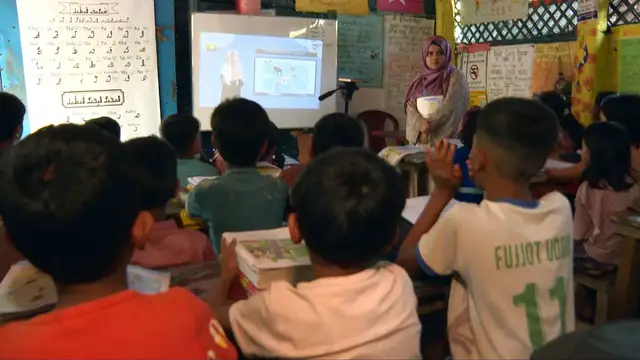 Video thumbnail for Bangladesh: Rohingya children turn to digital lessons as classrooms close in Cox’s Bazar