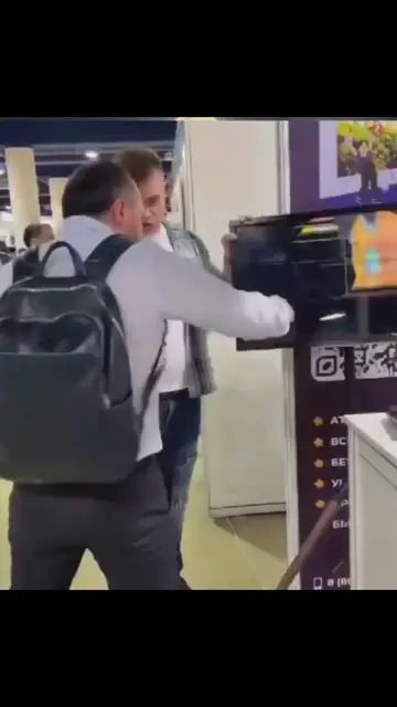 'Video thumbnail for Démonstration impressionnante d'un écran incassable par un vendeur confiant'
