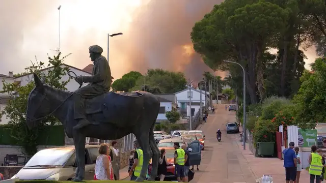 Video thumbnail for Spain: Spain evacuates residents as major wildfire burns west of Madrid.