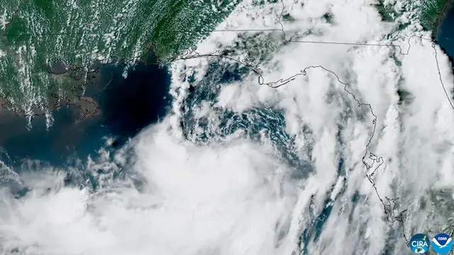 Video thumbnail for Tropical Storm Bertha gains strength as Gulf Coast braces for flooding, storm surge
