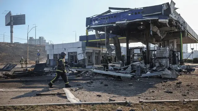 Video thumbnail for Russia's strikes on Kyiv fuel stations mark a new phase of war