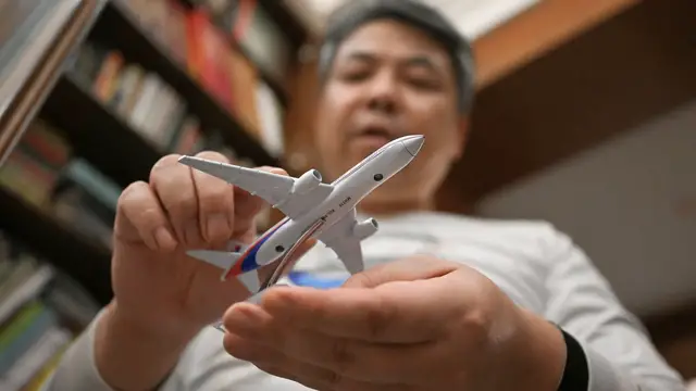 Video thumbnail for Search resumes to solve mystery of missing Malaysia Airlines flight MH370
