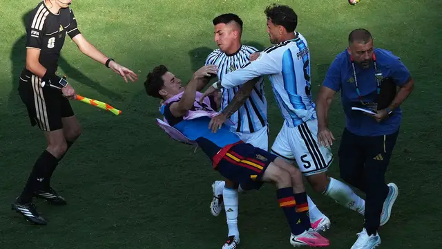 Video thumbnail for Argentina players brawl with Spain after World Cup loss