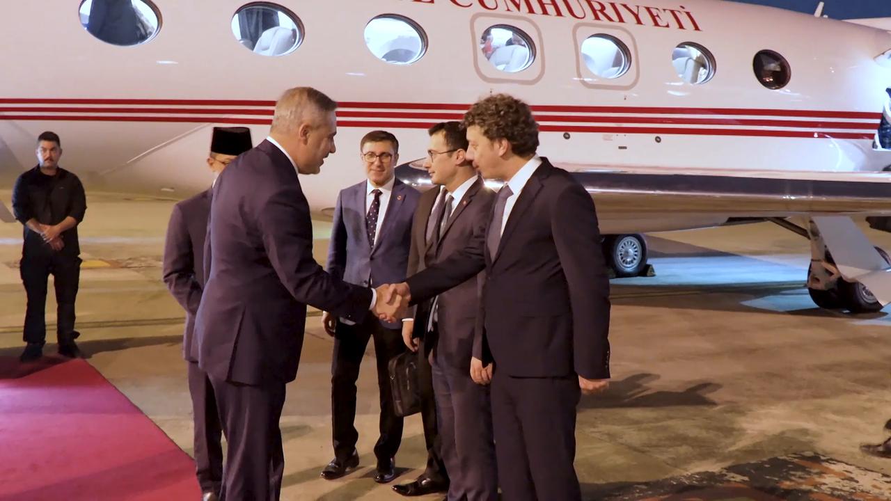 Video thumbnail for Indonesia: Turkish foreign minister arrives in Indonesia for talks.