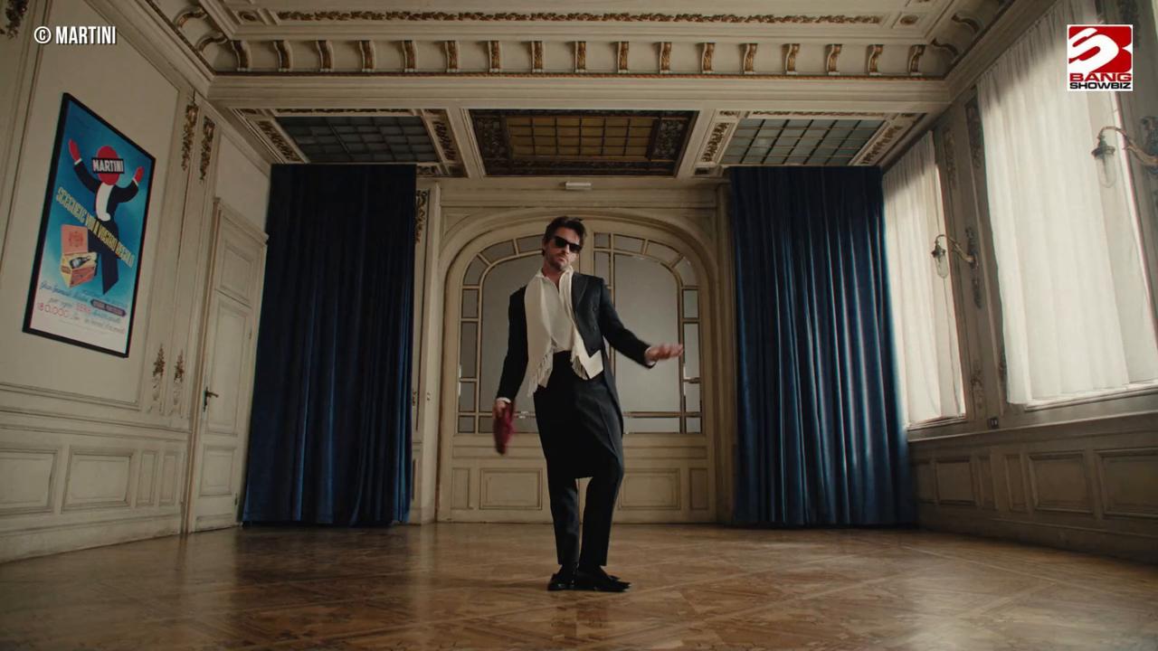 Video thumbnail for From People's Sexiest Man Alive to The Martini Man! Jonathan Bailey takes on coveted role