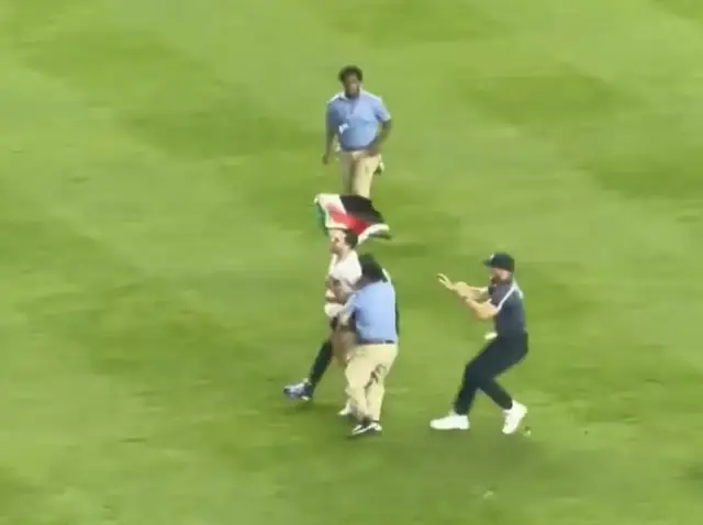 Video thumbnail for Man waving Palestinian flag tackled on Yankee Stadium field