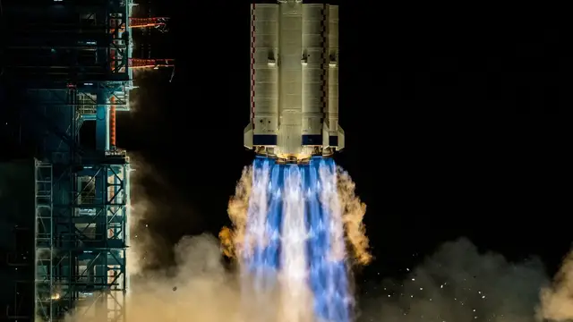 'Video thumbnail for Chinese astronauts: Three crew stranded in space after capsule damage'