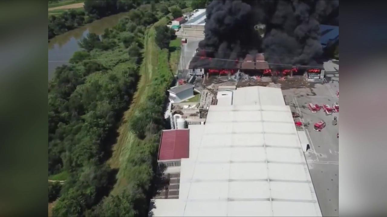 Video thumbnail for Italy: Firefighters Use Robot To Battle Massive Plastic Warehouse Fire Near Pisa.
