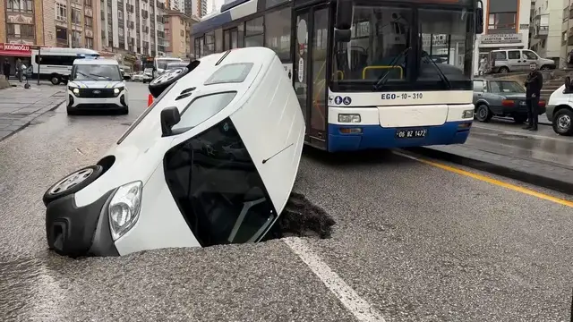 Video thumbnail for Türkiye: Heavy rain triggers flash flooding and traffic delays in Turkish capital.