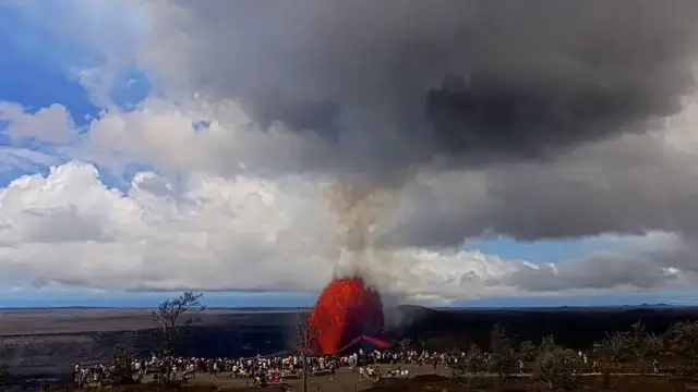 Video thumbnail for US: Kilauea Eruption Sends Lava Fountains Nearly 1,000 Feet Into Hawaii Sky.