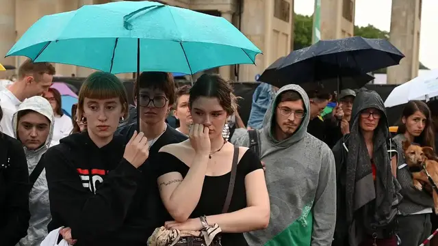 Video thumbnail for Germany: Memorial held after Berlin parade vehicle attack.