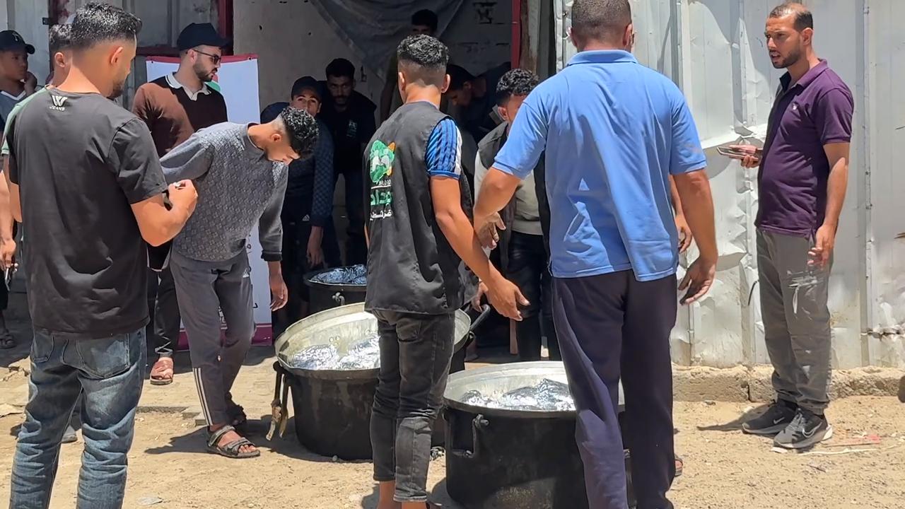 Video thumbnail for Gaza Families Receive Free Meals 26.