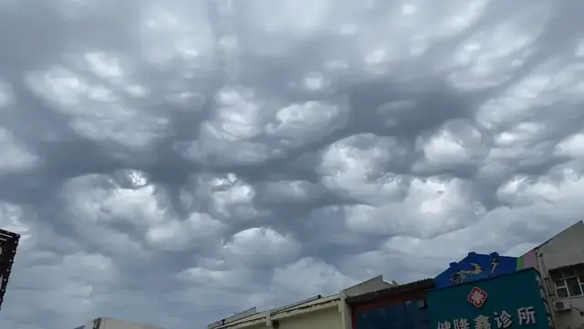 Video thumbnail for Mysterious Holes Appear in Thick Clouds Over Liaoning