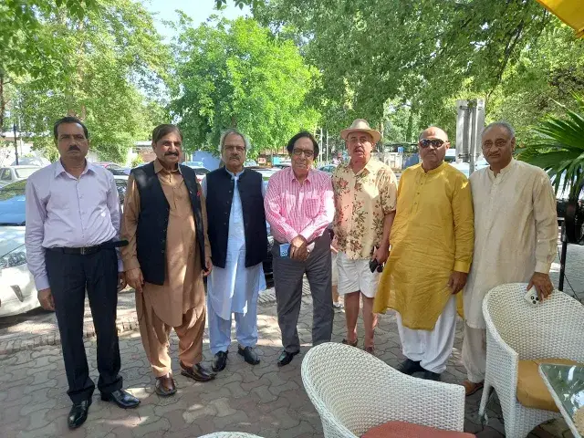 'Video thumbnail for Engaging Lunch with Renowned Intellectuals | #Attaulhaq Qasmi, #Dr.Inamul Haq Javed #Qasim Bhugio'