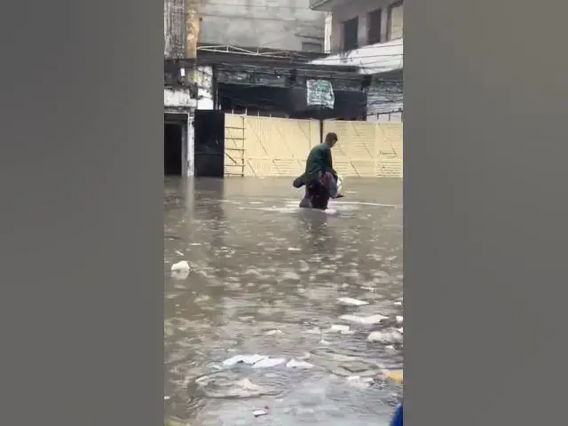 Video thumbnail for گر دنیا میں محبت کی سب سے سچی، بے غرض اور بے لوث شکل دیکھنی ہو تو اپنی ماں کو دیکھو، یہ وہ ماں ہے جو