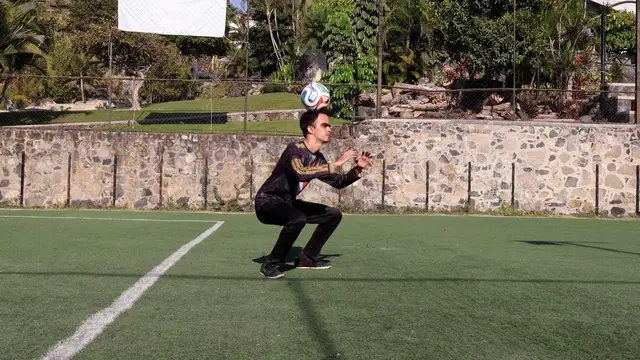 Video thumbnail for Most squats while balancing a football on the head in one minute - 40 by Erick Michel Secin Peña