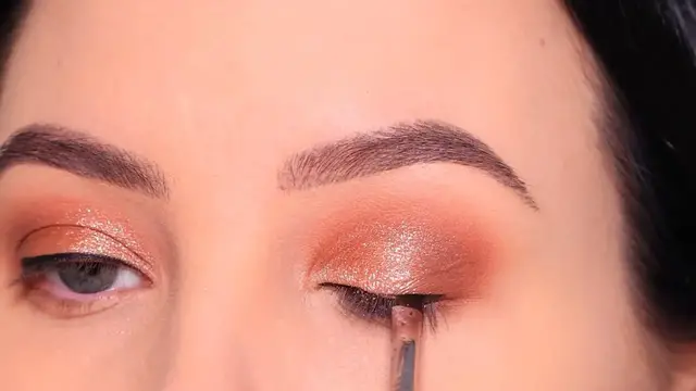 Video thumbnail for Sparkle and Shine: Sparkly Eye Makeup Tutorial for the Holiday's!