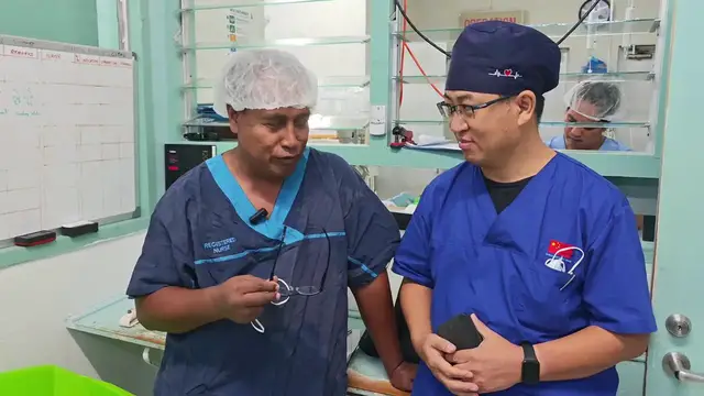 Video thumbnail for Australia: Kiribati thanks Chinese medical team for sharing expertise and skills.