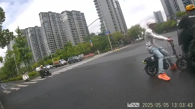 Video thumbnail for Light Bump Between E-Bike and Motorcycle in Zhejiang