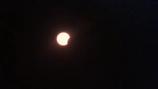 Video thumbnail for Tunisia: Hundreds watch partial solar eclipse in Tunisia’s Bizerte.
