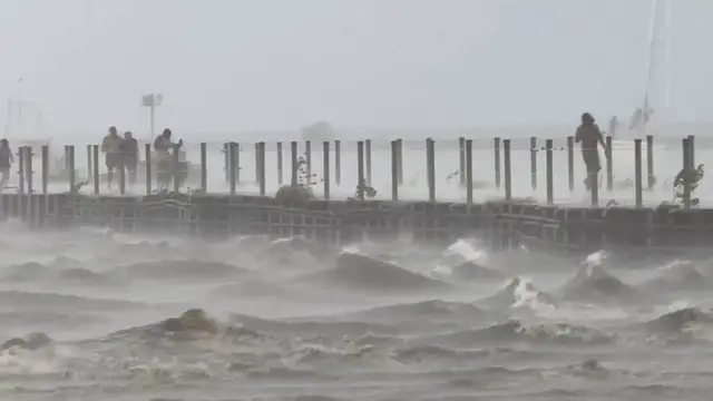 Video thumbnail for US: Powerful Storm Batters Ontario Beach Park.