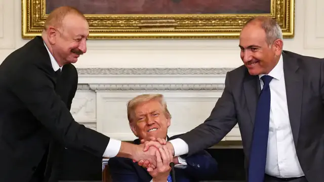 'Video thumbnail for US: Leaders of Armenia and Azerbaijan shake hands and sign deal'
