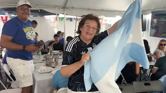 Video thumbnail for Argentinian and Spanish communities come together to watch the World Cup final