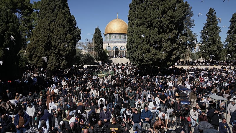 Video thumbnail for Palestinians wait at West Bank checkpoint to enter Jerusalem for Ramadan prayers