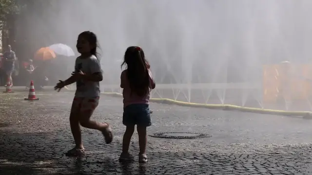 Video thumbnail for Germany: Cooling installation offers relief during Cologne heatwave.